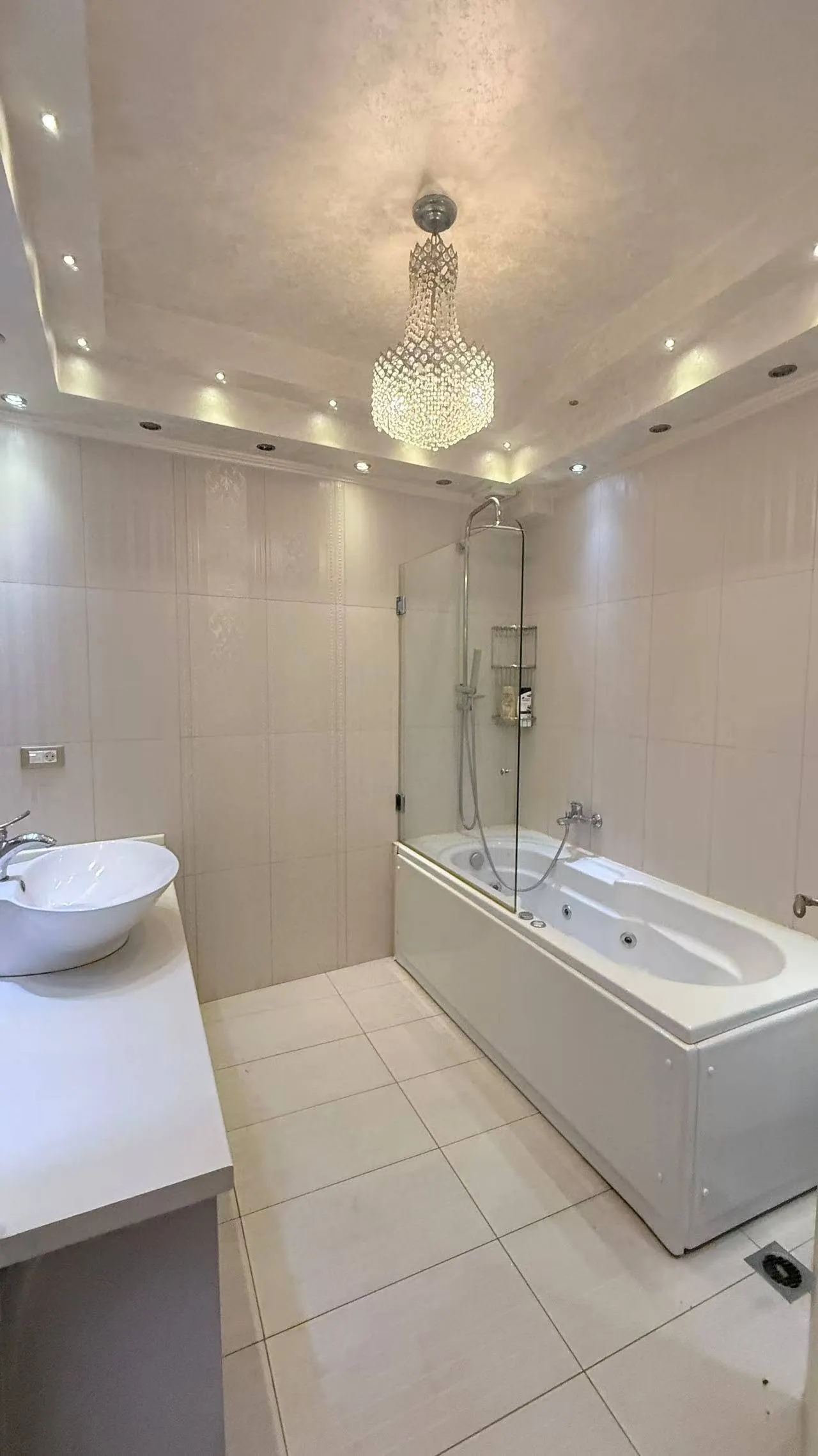 Guest bathroom with jetted bathtub