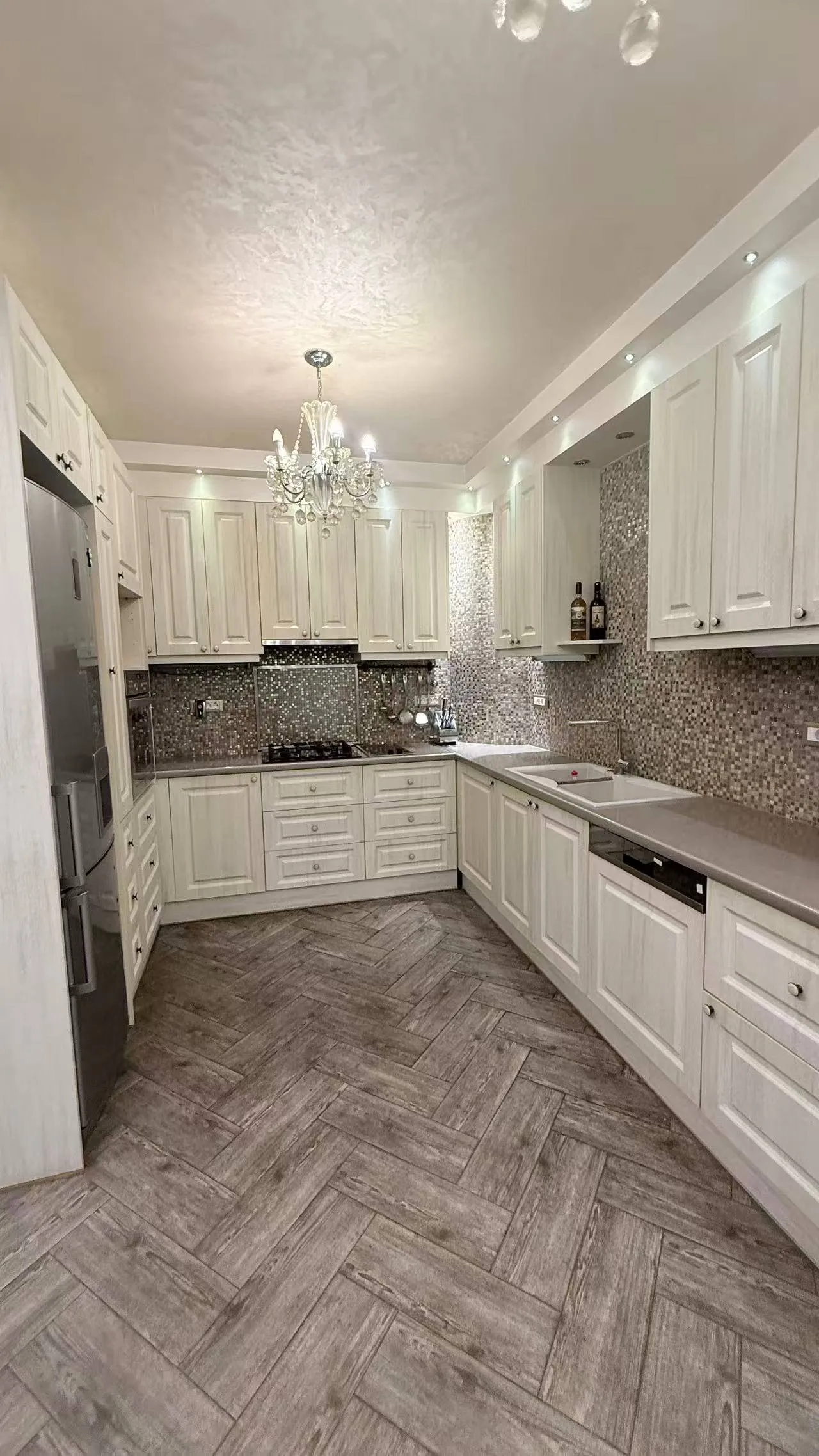 Luxury L-shaped kitchen with herringbone tiles