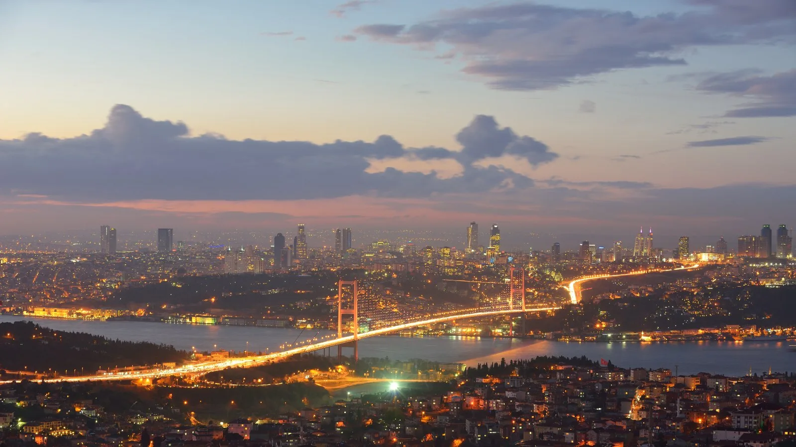 Avrupa Konutları Şişli 附近黃昏時博斯普魯斯大橋與伊斯坦堡天際線
