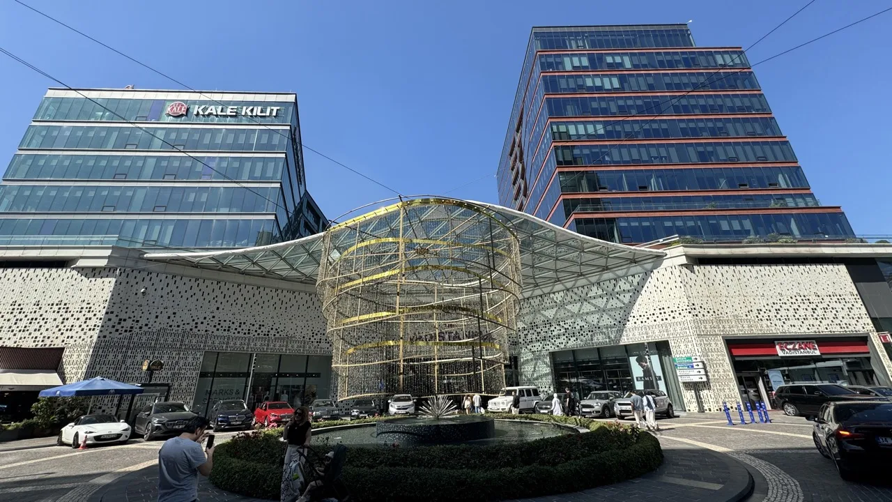 Vadistanbul mall plaza adjacent to Skyland Istanbul