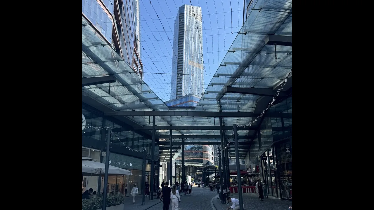 Vadistanbul retail and residential block alongside the Cendere valley